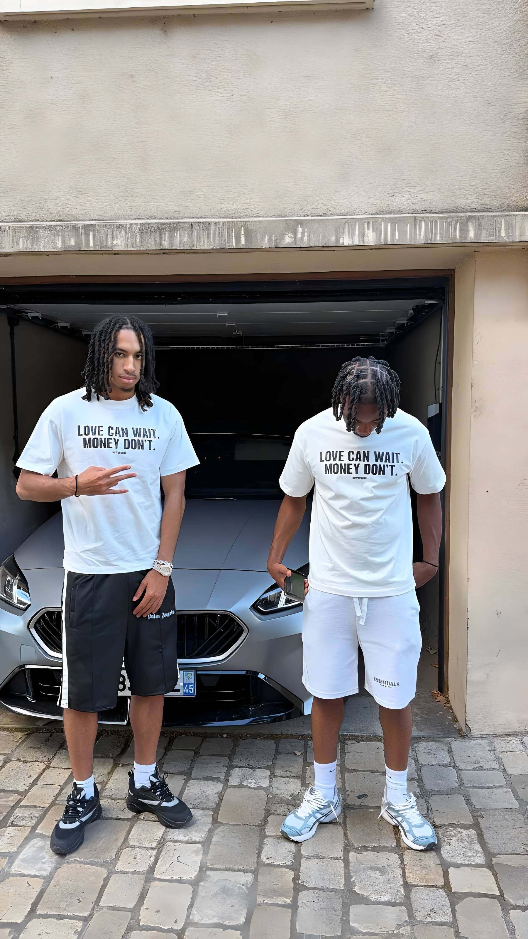 T-SHIRT LOVE CAN WAIT. MONEY DON'T