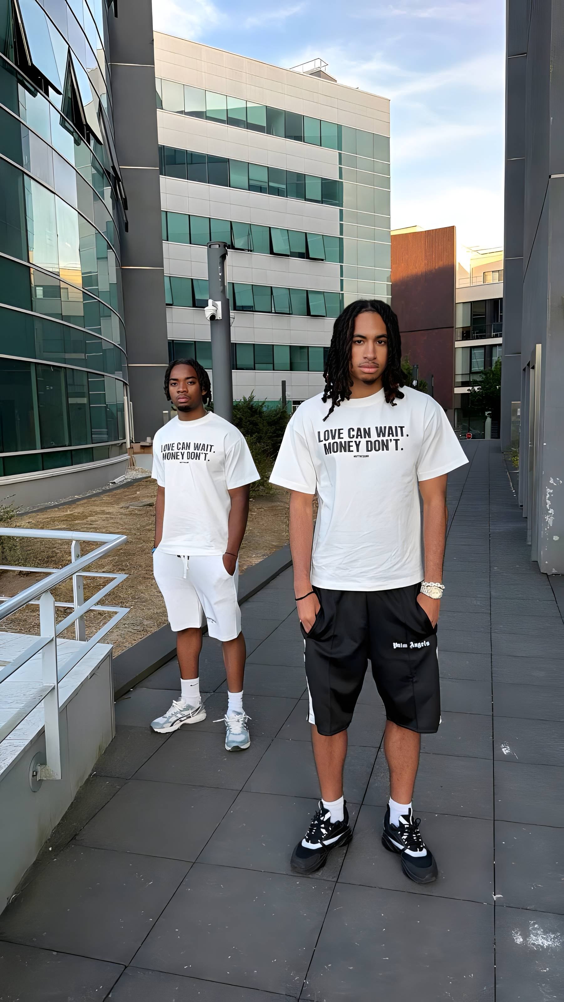 T-SHIRT LOVE CAN WAIT. MONEY DON'T